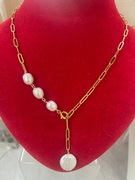 Asymmetrical front fastening freshwater pearl necklace