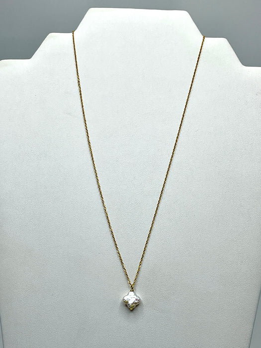 Clover shape freshwater pearl on adjustable chain
