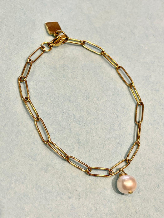 Paperclip bracelet with freshwater pearl on gold or silver chain