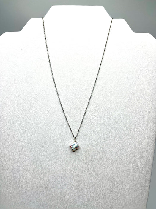 Clover shape freshwater pearl on adjustable chain