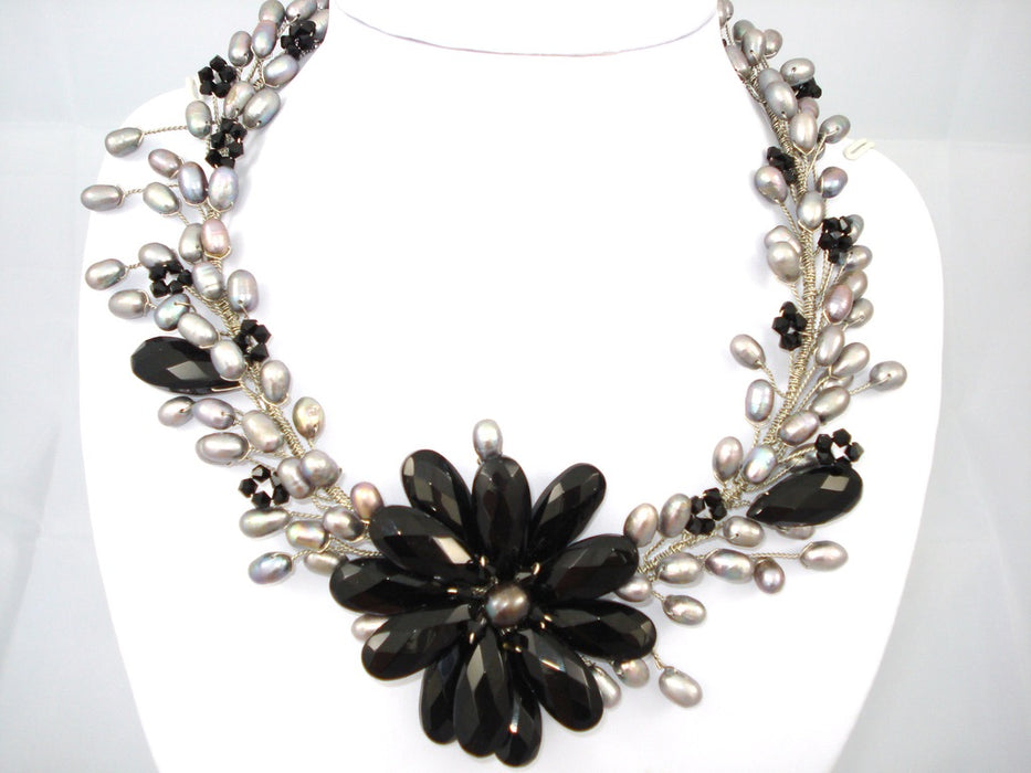 Showcase necklace - onyx and pearl