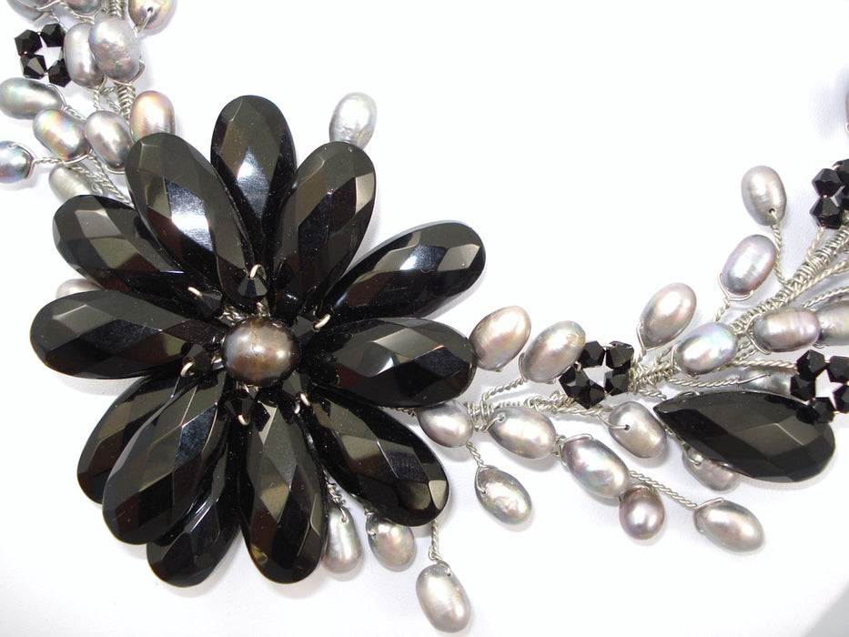Showcase necklace - onyx and pearl